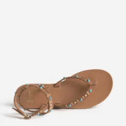 Sandale-tong camel cuir velours décor clous et perles