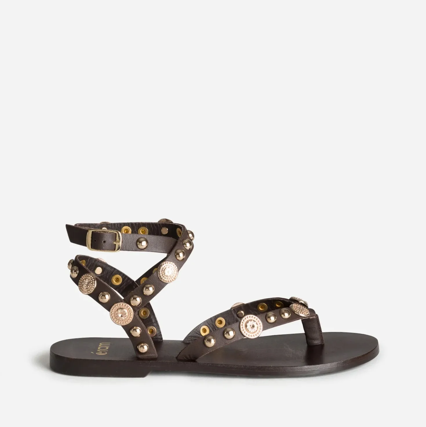 Sandale-tong marron cuir décor clous