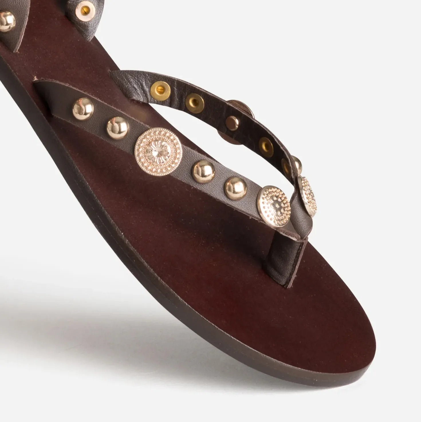 Sandale-tong marron cuir décor clous