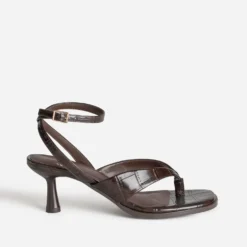 Sandale-tong marron effet croco