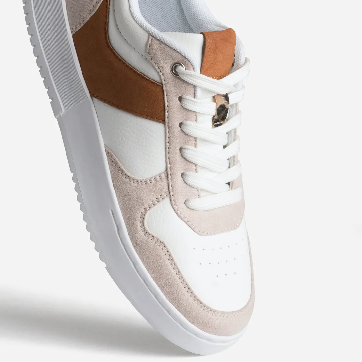 Tennis blanche, beige et motif léopard
