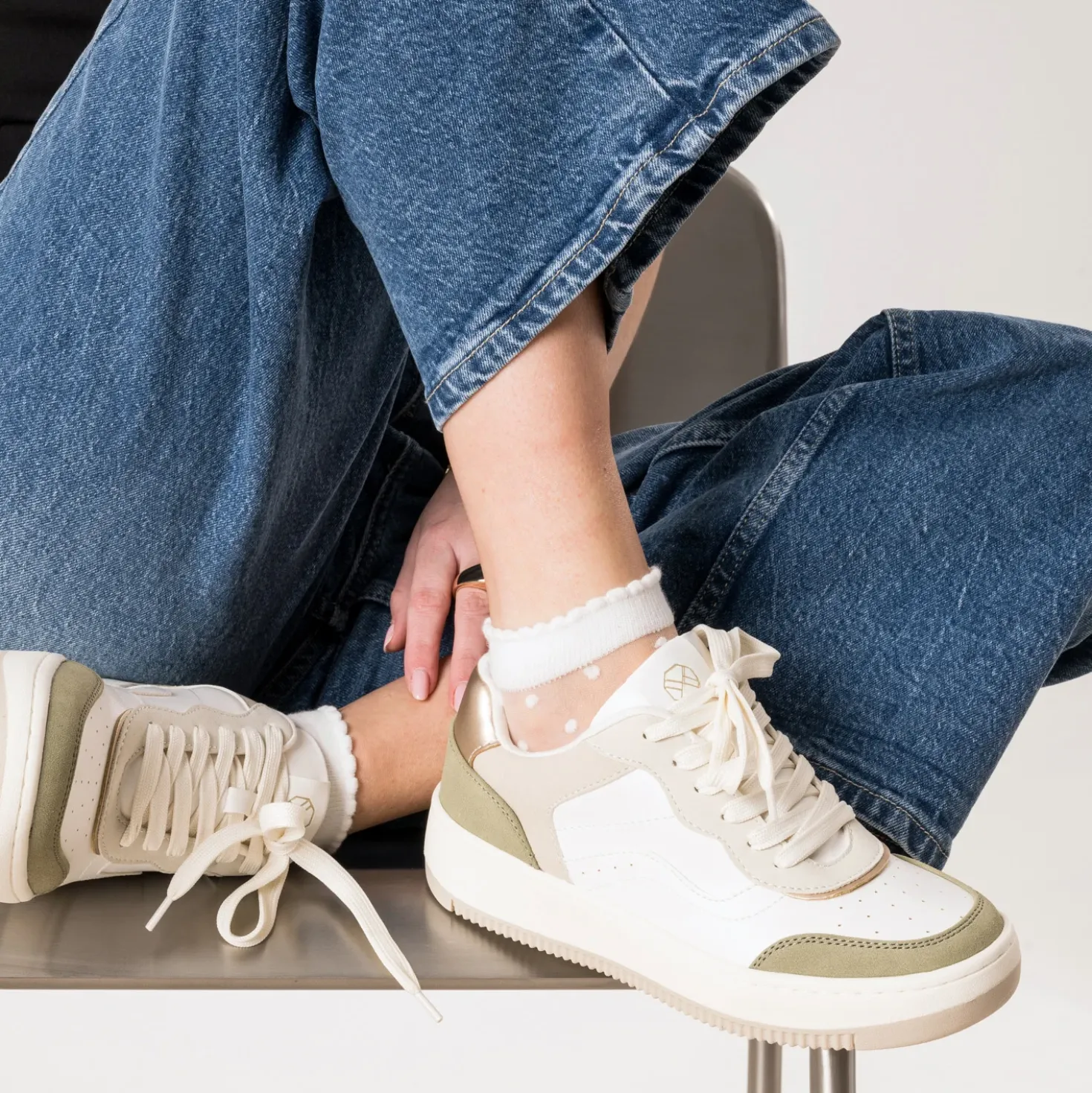 Tennis blanche détails kaki et beige