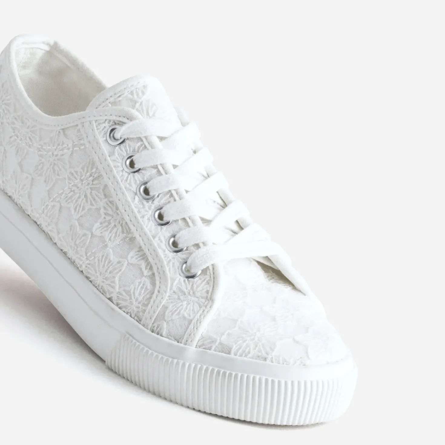 Tennis blanche toile broderies fleurs