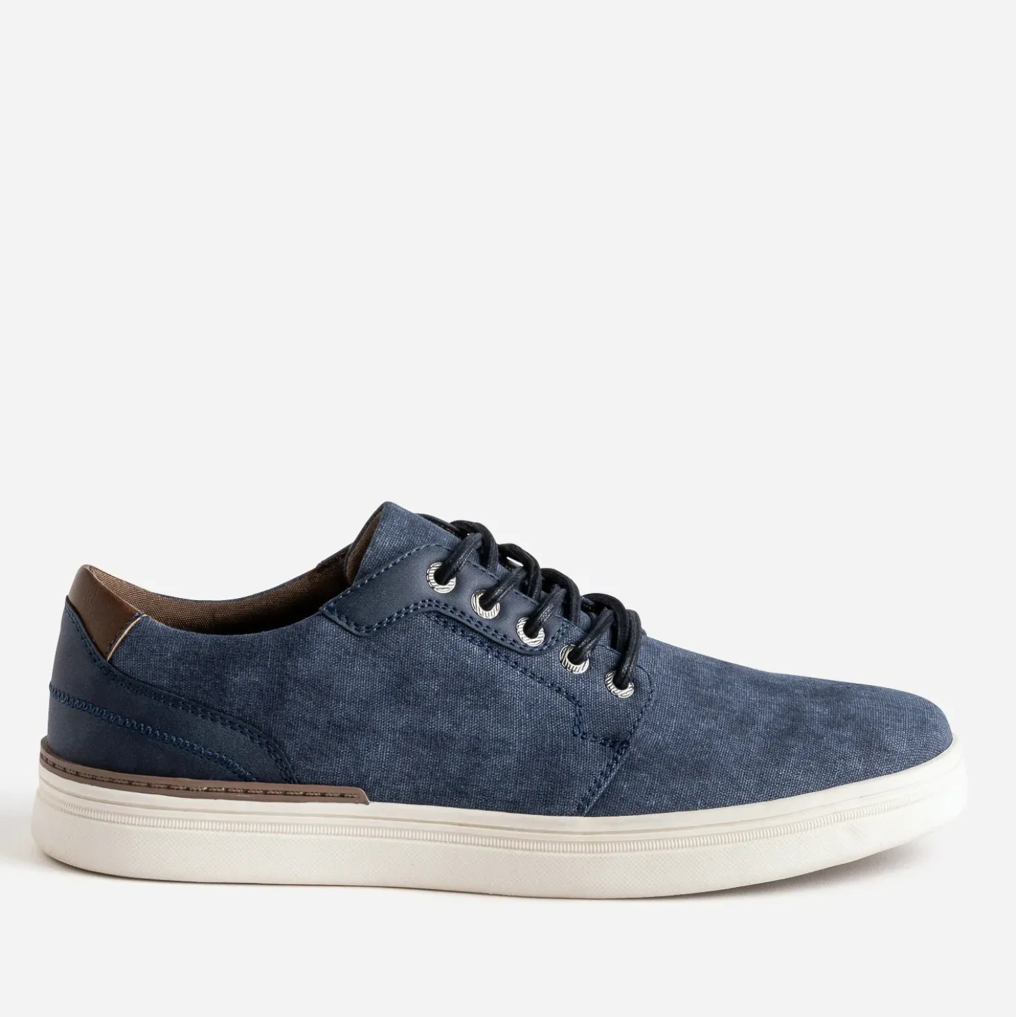 Tennis bleue en toile
