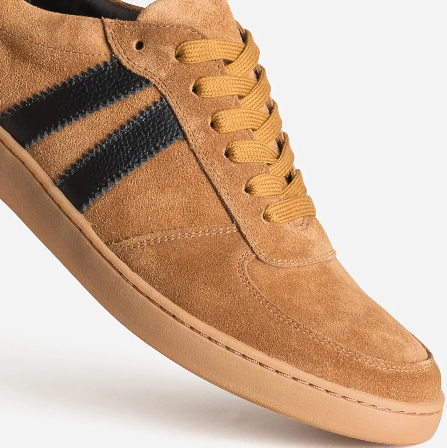 Tennis camel cuir velours détails noirs