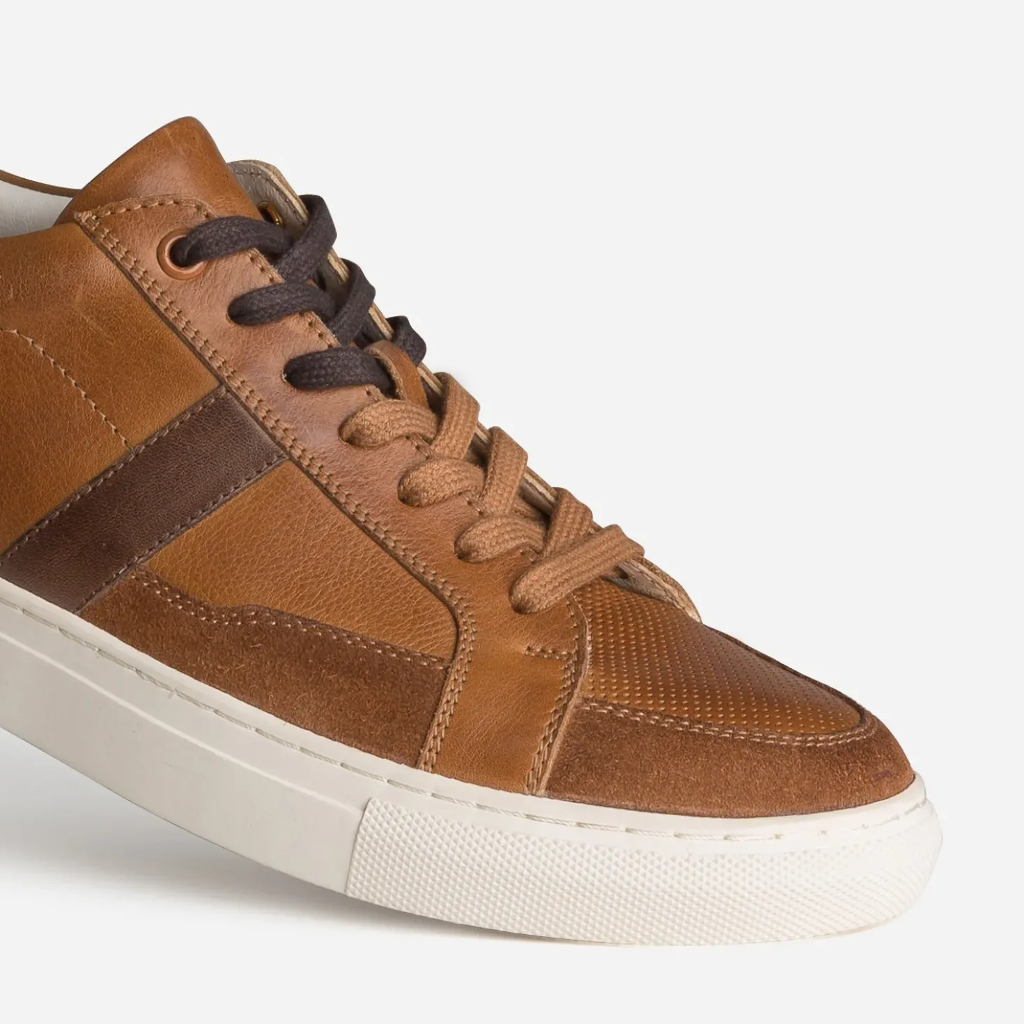 Tennis cognac cuir avec découpes