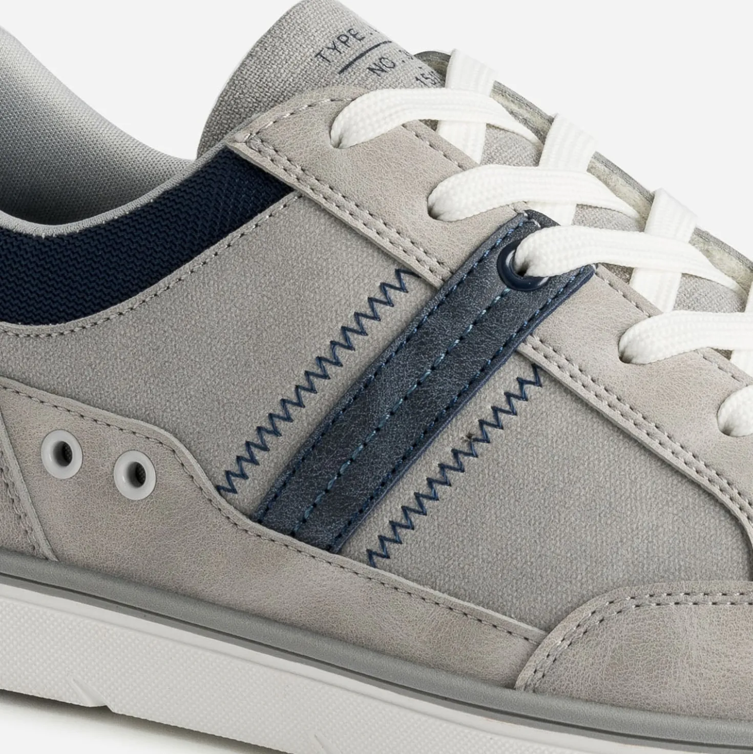 Tennis grise et bleu marine
