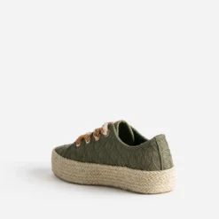 Tennis kaki en toile brodée dentelle éco-conçue