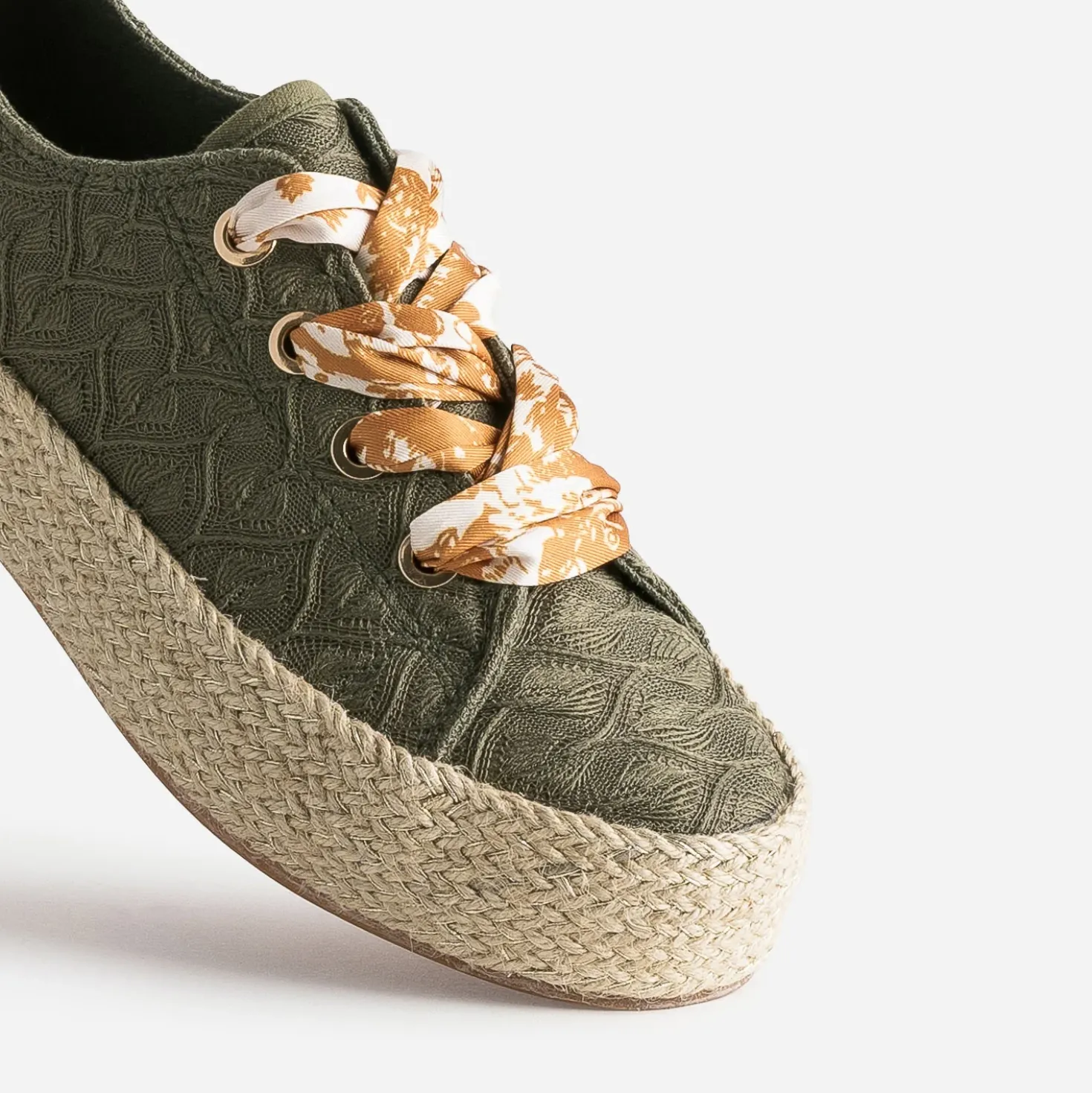 Tennis kaki en toile brodée dentelle éco-conçue