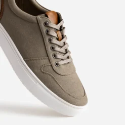 Tennis kaki en toile détails camel