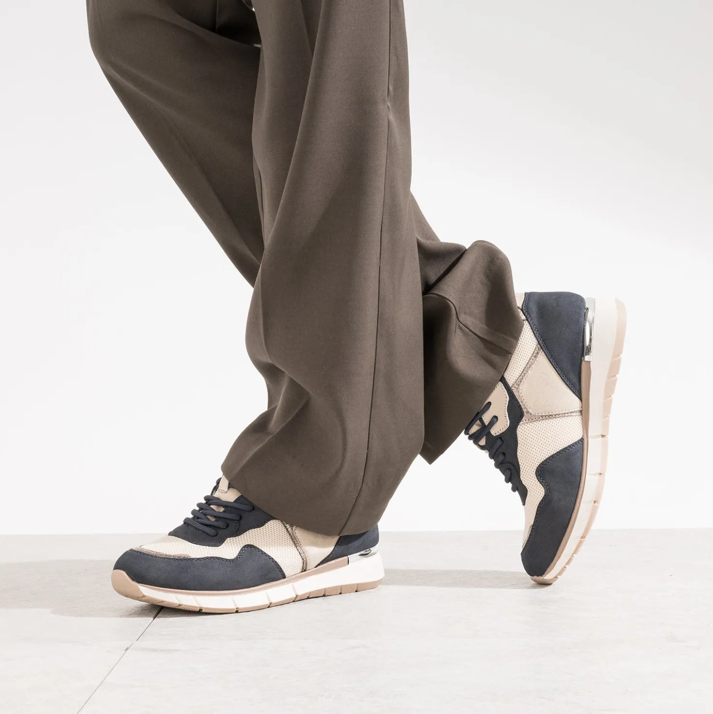 Tennis marine, beige et taupe