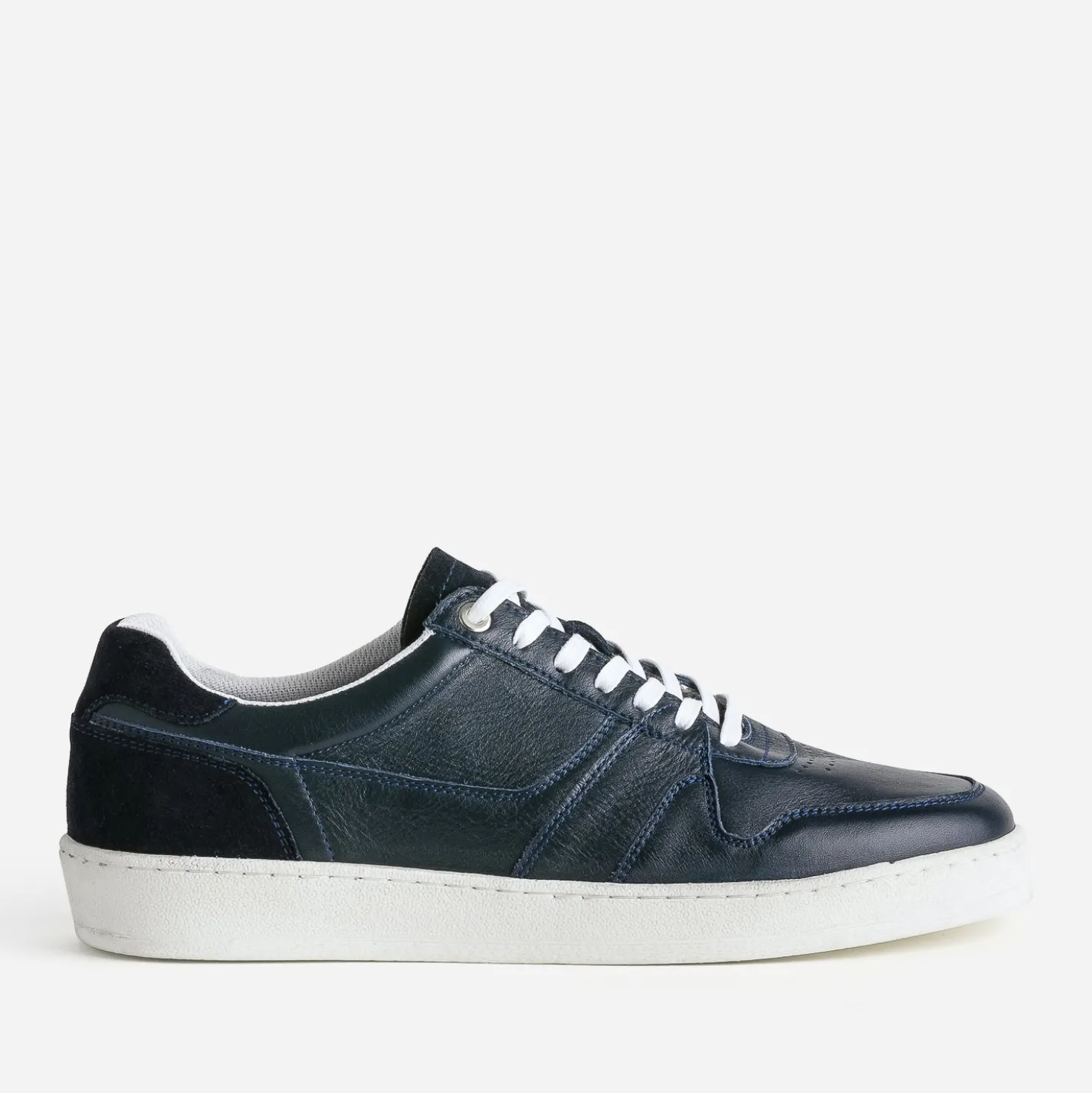 Tennis marine éco-conçue en cuir