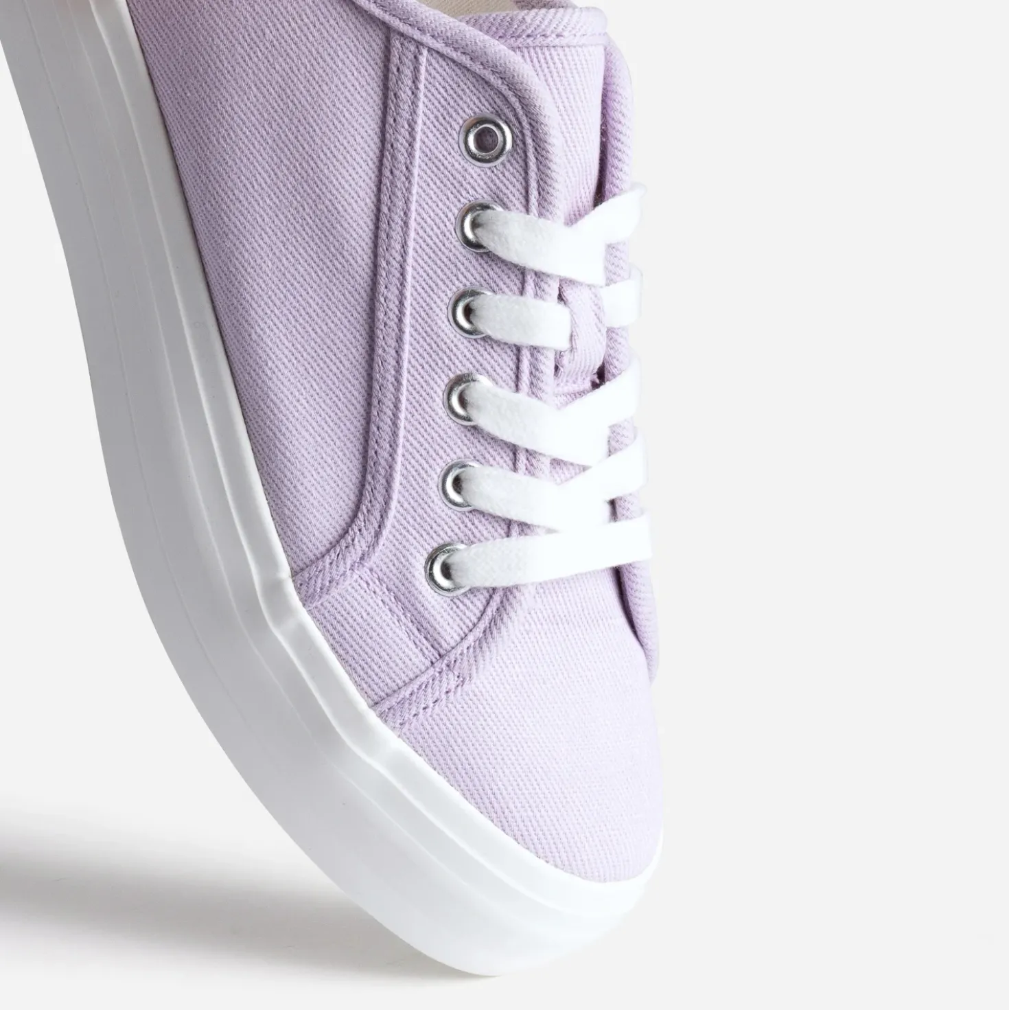 Tennis toile violette à semelle blanche
