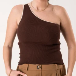 Top TEXTO marron asymétrique